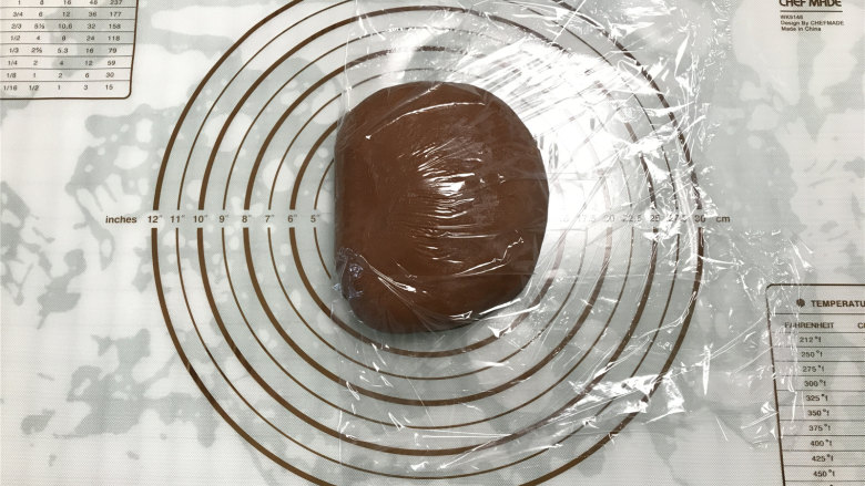 网红脏脏包,将面团整形成团后包上保鲜膜,冰箱冷藏60分钟。