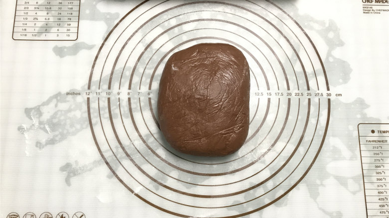网红脏脏包,取出冷藏后的面团,面团柔软程度和黄油片相似。