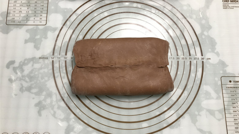 网红脏脏包,两边的面皮相内折,盖住黄油片,接缝处捏紧。