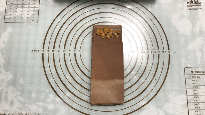 网红脏脏包,卷成小卷,我怕腻,所以没在卷心放巧克力,放了一点橙皮丁