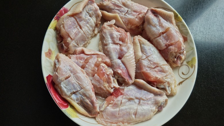 干煸香酥麻辣鸡翅,放盐,<a style='color:red;display:inline-block;' href='/shicai/ 718'>料酒</a>,腌制入味。