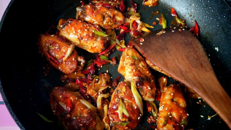 干煸香酥麻辣鸡翅,放入胡椒粉,<a style='color:red;display:inline-block;' href='/shicai/ 756'>鸡精</a>,翻炒均匀。