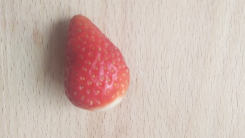 草莓🍓酸奶燕麦杯,挑选大小均匀的六个,草莓蒂。