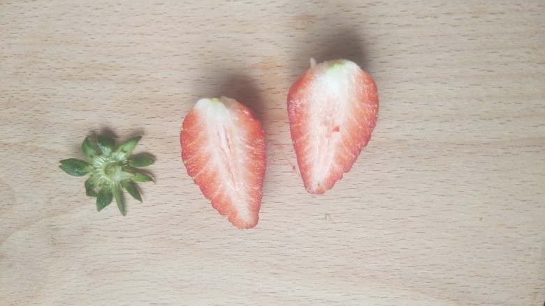 草莓🍓酸奶燕麦杯,草莓中间切开。