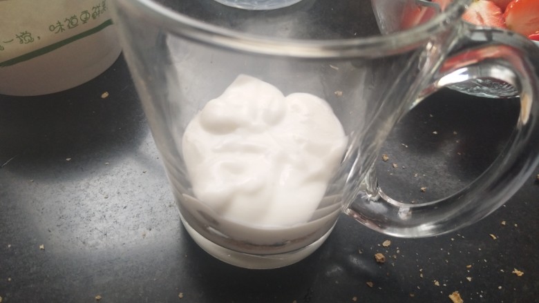 草莓🍓酸奶燕麦杯,再平铺一层酸奶,用勺压平。