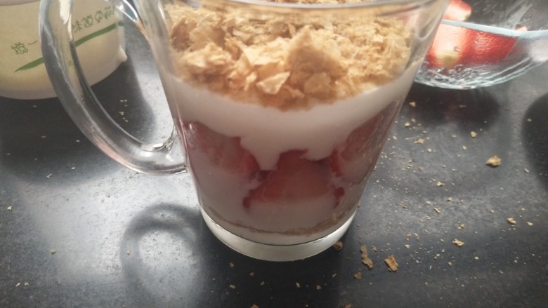 草莓🍓酸奶燕麦杯,酸奶上依次再放一层燕麦,酸奶。