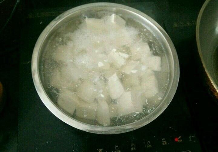 茄汁肉沫豆腐,<a style='color:red;display:inline-block;' href='/shicai/ 465'>豆腐</a>切成块放到水里,加适量盐煮三分钟左右。