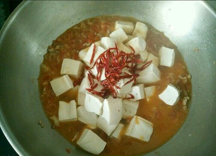茄汁肉沫豆腐,加入干辣椒丝,轻轻翻炒均匀。