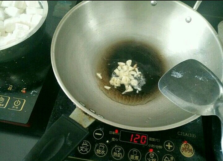 茄汁肉沫豆腐,锅烧热放适量油,下蒜蓉爆香。