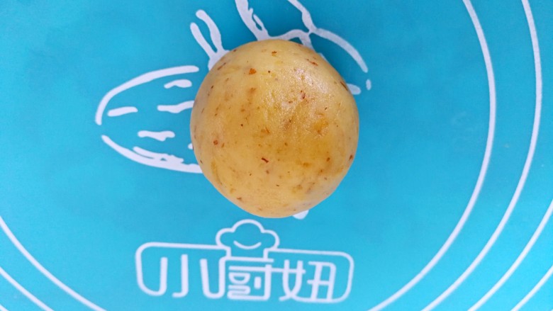 伪蛋黄酥~红薯豆沙球,包起来搓圆,依次全部做好