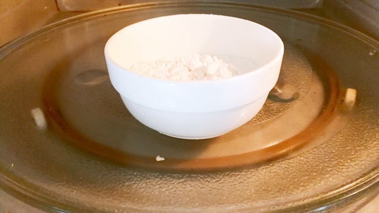 伪蛋黄酥~红薯豆沙球,糯米粉放入微波炉高火打30秒左右