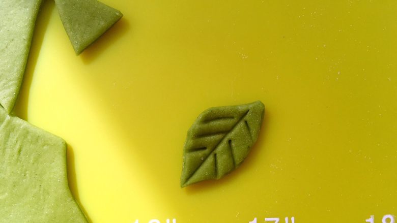 花朵香芋包,之后用刀背,压出树叶的纹路