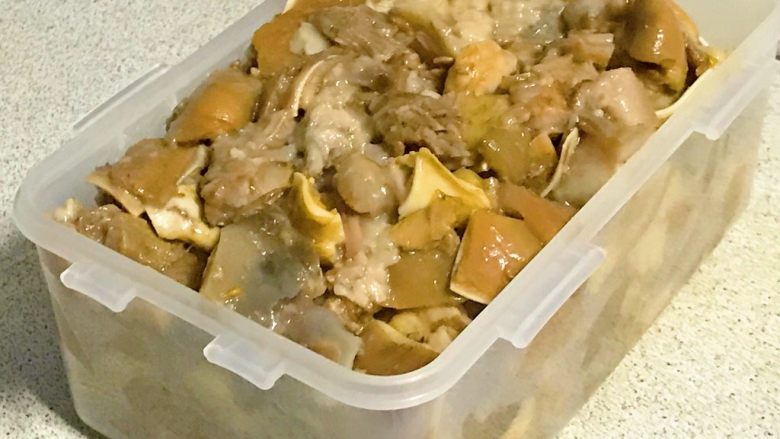 家乡食谱~猪头肉,装到保鲜盒里。
