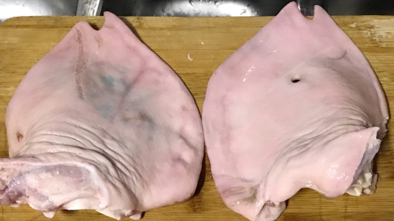 家乡食谱~猪头肉,切下耳朵。