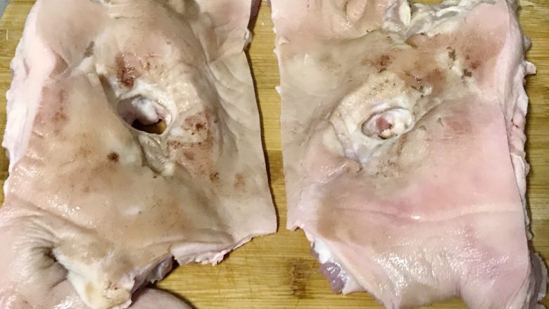 家乡食谱~猪头肉,断开两段儿,洗净。