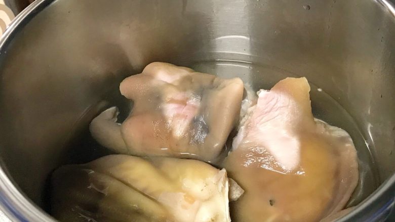 家乡食谱~猪头肉,肉全部放在高压锅里。