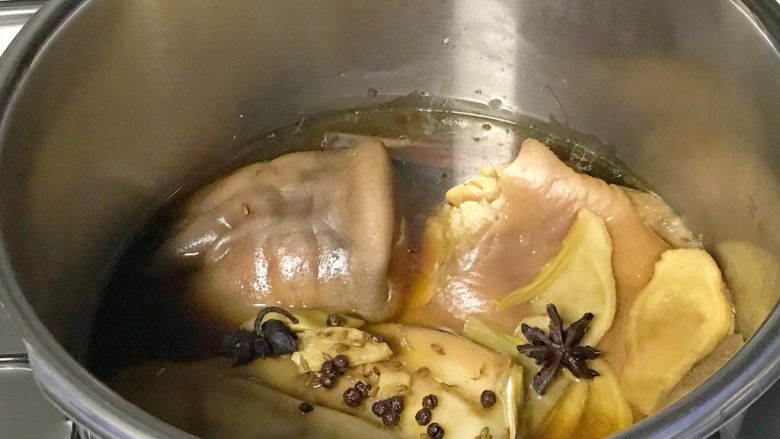 家乡食谱~猪头肉,高压锅不要急于开盖子,凉了再开,小心烫。放置一两个小时,给它入味。