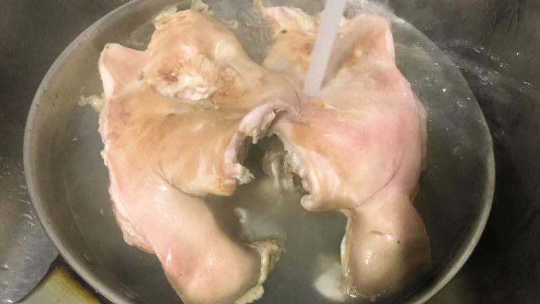 家乡食谱~猪头肉,洗净血沫子。