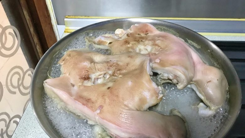 家乡食谱~猪头肉,煮沸,看没有血冒出,就可以捞出来了。