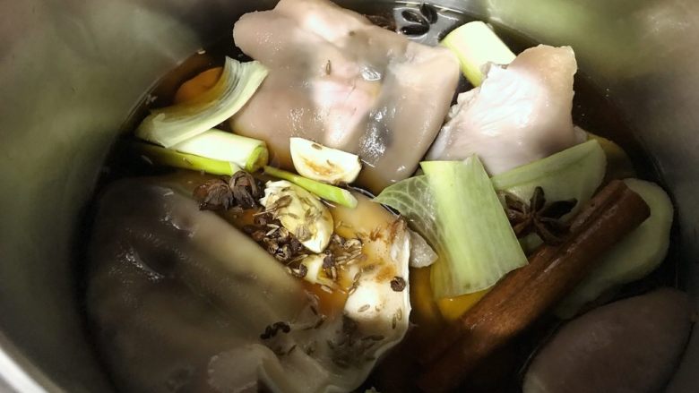 家乡食谱~猪头肉,搅拌一下,使调味料均匀。