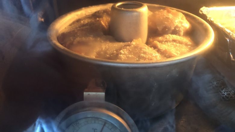 奶咖炼乳椰蓉包,烤箱预热180度,中下层烤约20分钟,看上色效果加盖锡纸
