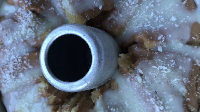 奶咖炼乳椰蓉包,涂上厚厚的一层炼乳,撒上椰蓉