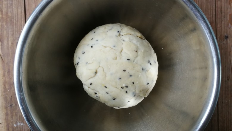 年味~花式炸麻叶,用手和成一个很硬的面团(面团能成团即可,麻叶面团不能很湿很软),然后将面团放入保鲜袋进行松弛,松弛半小时后取出再揉5分钟,面团就会变得光滑,然后继续放入保鲜袋松弛两个小时左右