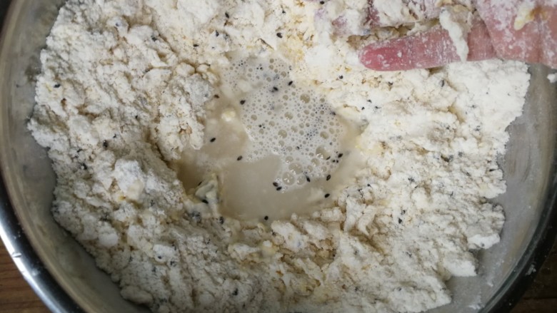 年味~花式炸麻叶,加入清水(最好不要一次性加入,先预留10g出来,看面团情况再决定是否需要加完)