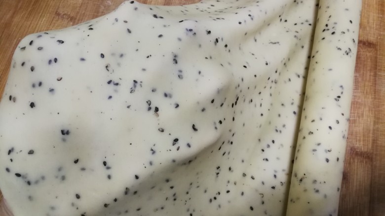 年味~花式炸麻叶,十几个回合后,将面团擀成薄薄的圆形面片