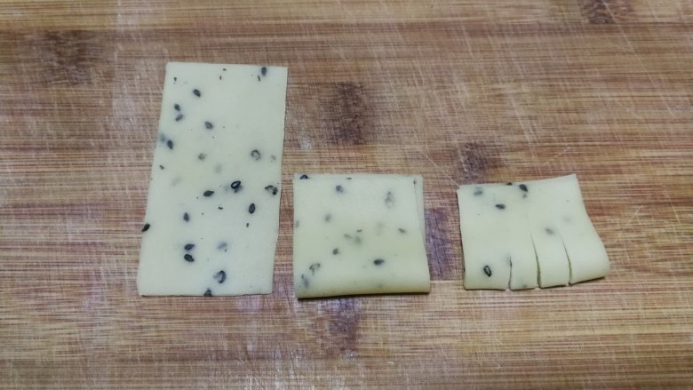 年味~花式炸麻叶,3指宽的长条也切成5cm左右的小段,对折后用刀先在中间切一刀,然后分别在两边各再切一刀,一共三刀