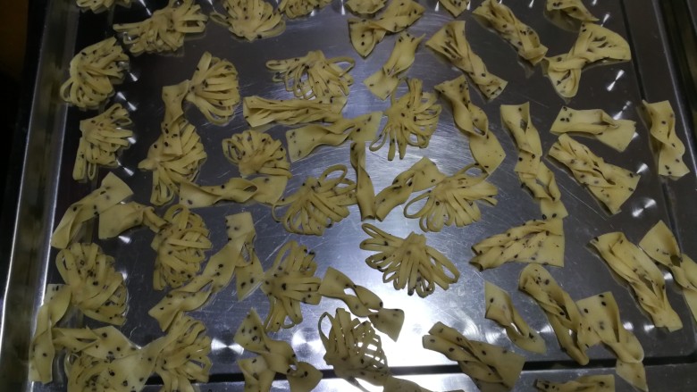 年味~花式炸麻叶,做好的麻叶生坯,此方做了图中两盘,之前一盘稍多些未拍图