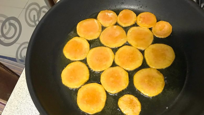 家常小零食~地瓜干儿,煎到上层油黄,翻面。