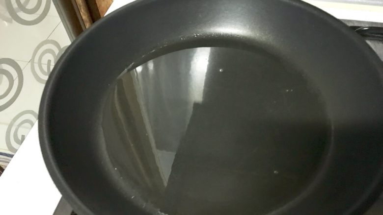 家常小零食~地瓜干儿,平底锅底部布满油。