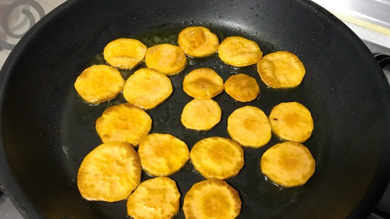 家常小零食~地瓜干儿,此时外皮焦脆,出锅。