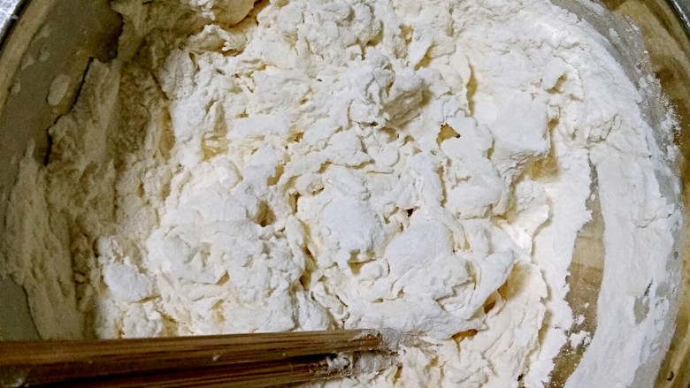 梅干菜烧饼,用筷子搅拌,并揉成面团。