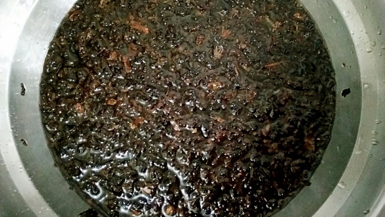 梅干菜烧饼,<a style='color:red;display:inline-block;' href='/shicai/ 707'>梅干菜</a>用温水泡一下,洗净。
