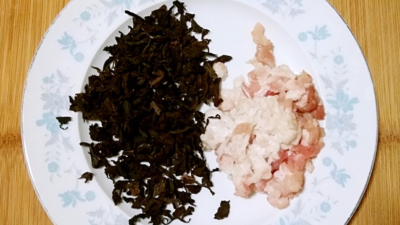 梅干菜烧饼,梅干菜用温水泡一下,洗净就可以,不要洗的太多次,会破坏梅干菜本身的味道,另外梅干菜有咸味了(自己尝一下),加盐和<a style='color:red;display:inline-block;' href='/shicai/ 756'>鸡精</a>要适量。如果你们买的梅干菜很大块就切一下