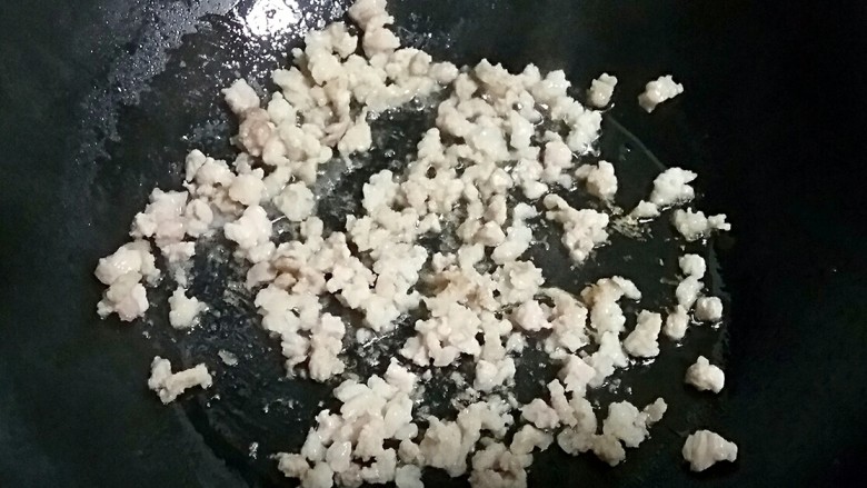 梅干菜烧饼,锅烧热,把肉丁下锅煸炒出油。
