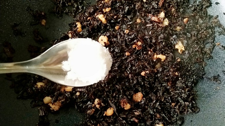 梅干菜烧饼,待肥肉被煸炒成金黄色油渣后加入洗净的梅干菜,加适量鸡精和<a style='color:red;display:inline-block;' href='/shicai/ 3729'>白糖</a>翻炒均匀。