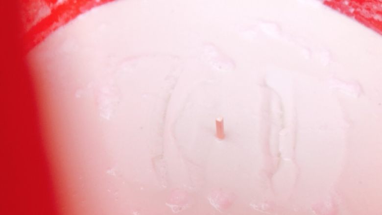 豆腐的形成,用筷子插进去,筷子不倾斜就代表可以啦!