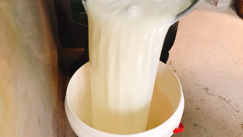 豆腐的形成,再立马将豆浆装入桶里,自然冷却一下