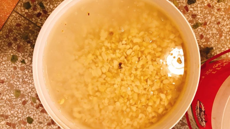 豆腐的形成,泡发一晚后的黄豆米,差不多满满一桶啦!