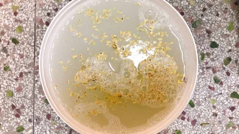 豆腐的形成,用一大桶装入5kg黄豆米,并装大量清水,泡发一个晚上(加入清水后,再去掉表面浮起来的壳)