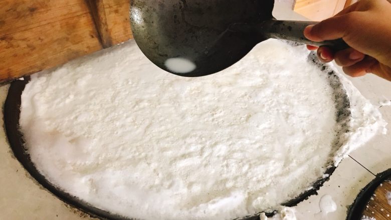 豆腐的形成,煮开后,立马加入一些生豆浆进去