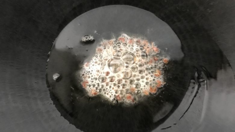 凉拌麻辣酱牛肉,油爆香花椒,让麻辣味完全溶入油中,将花椒捞起。花椒油就做好了。