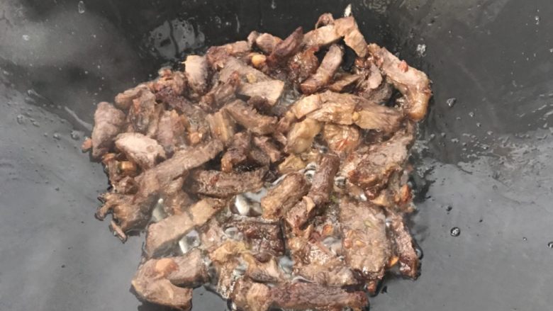 凉拌麻辣酱牛肉,倒入牛肉煸炒,爆香,微微金黄。牛肉炒好之后,记得关火。