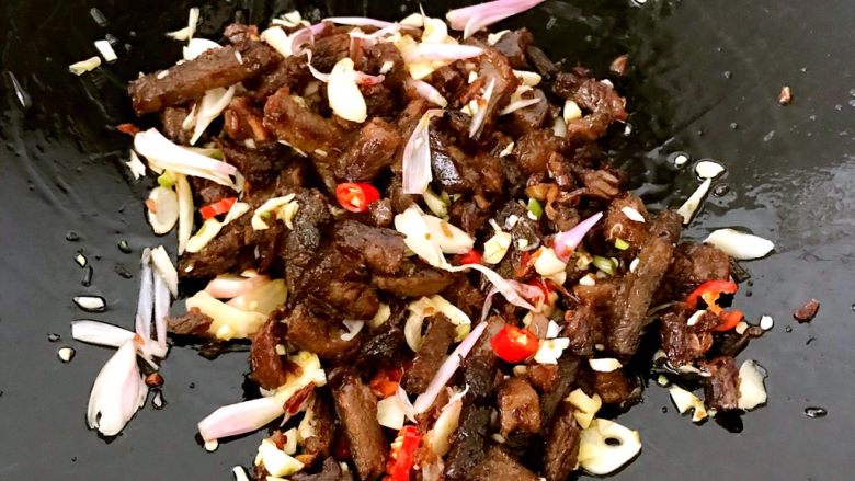 凉拌麻辣酱牛肉,关火后,我们来加入凉拌材料,加入香油,<a style='color:red;display:inline-block;' href='/shicai/ 813'>鸡粉</a>,盐,酱油,翻拌。