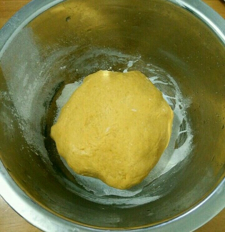 小兔子馒头,揉成面团,发酵一个小时。