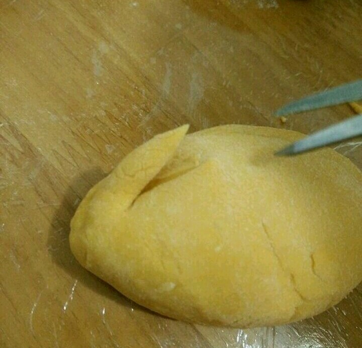 小兔子馒头,用剪刀在小的那端的一侧,剪一刀做兔耳朵。