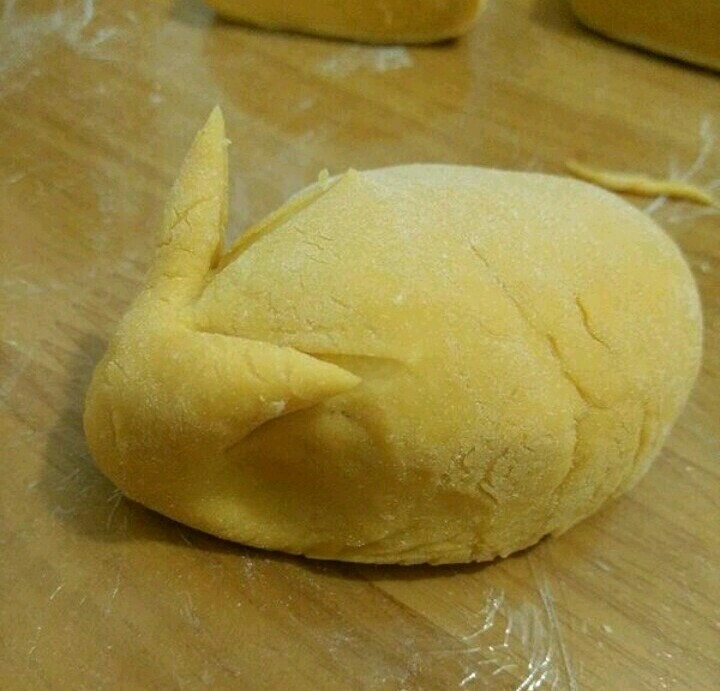 小兔子馒头,用手指在耳朵下面一点的地方,轻轻压一下,凹进去一点点就好。